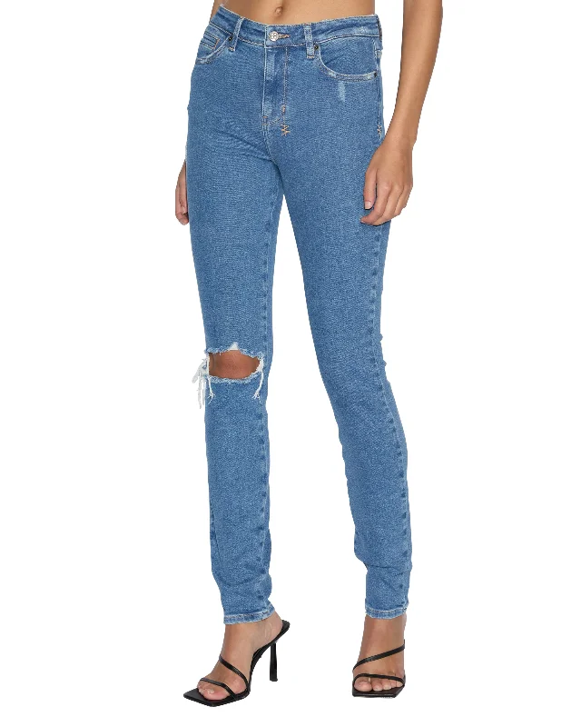 Distressed women jeans for a trendy and edgy lookSPRAY ON XTRA HERITAGE TRASHED