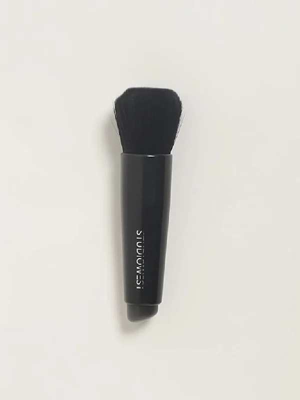 Belted Women Shorts to Enhance the WaistlineStudiowest Black Two-Way Foundation Brush